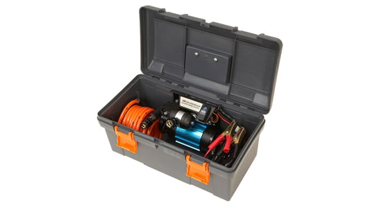 ARB Kompressor 12 Volt mit grauer Box und orangenen Schnallen.